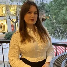 Psk. Dilara Şentürk — Psikoloji, İzmir. Portre fotoğrafı.