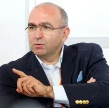 Prof. Dr. Haluk Berk — Ortopedi Ve Travmatoloji, Konak, İzmir. Portre fotoğrafı.