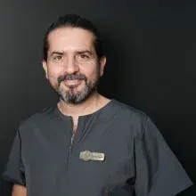 Dr. Dt. Yasin Atakan Benkli — Ortodonti, İzmir. Portre fotoğrafı.
