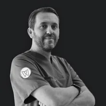 Dt. Semih Sönmez — Diş Hekimi, İstanbul. Portre fotoğrafı.