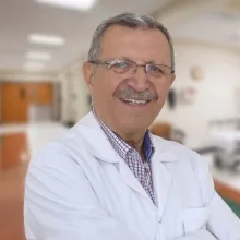 Uzm. Dr. Osman Nuri Şentekin — Tıbbi Biyokimya, İzmir. Portre fotoğrafı.