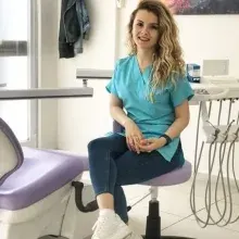 Dt. Rana Kalaycı — Diş Hekimi, Bursa. Portre fotoğrafı.