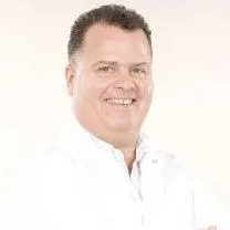 Dr. Dt. Cüneyt Keskin — Ortodonti, İstanbul. Portre fotoğrafı.