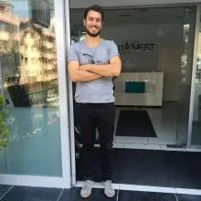 Dt. Gökay Tekçam — Diş Hekimi, Ankara. Portre fotoğrafı.