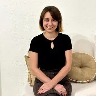 Psk. Aynur Yeşiltepeler — Psikoloji, İzmir. Portre fotoğrafı.