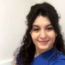 Dt. Emine Baş — Diş Hekimi, Denizli. Portre fotoğrafı.