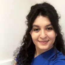 Dt. Emine Baş — Diş Hekimi, Denizli. Portre fotoğrafı.