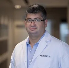 Dr. Öğr. Üyesi Cem Emrah Kalafat — Göğüs Cerrahisi, Ataşehir, İstanbul. Portre fotoğrafı.