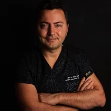 Uzm. Dr. Ömer Sağır — Plastik Rekonstrüktif Ve Estetik Cerrahi, İstanbul. Portre fotoğrafı.