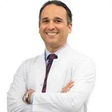 Dr. Dt. Cem Uygur — Periodontoloji, İstanbul. Portre fotoğrafı.