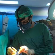 Op. Dr. Deniz Yıldırım — Plastik Rekonstrüktif Ve Estetik Cerrahi, İstanbul. Portre fotoğrafı.