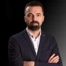 Op. Dr. Tevfik Sarıkaya — Üroloji, Antalya. Portre fotoğrafı.