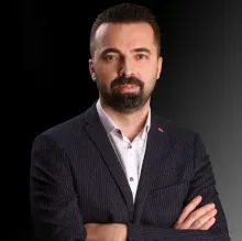 Op. Dr. Tevfik Sarıkaya — Üroloji, Antalya. Portre fotoğrafı.