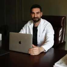 Op. Dr. Süleyman Özer — Plastik Rekonstrüktif Ve Estetik Cerrahi, İstanbul. Portre fotoğrafı.