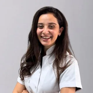 Dr. Dt. Gülay Çakır — Diş Hekimi, İzmir. Portre fotoğrafı.