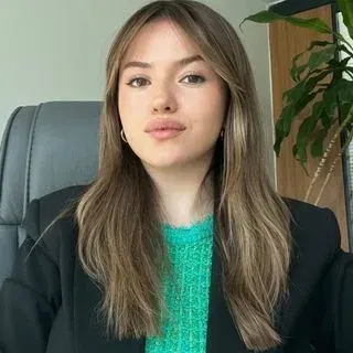 Uzm. Dkt. Merve Işık — Dil ve Konuşma Terapisi, İstanbul. Portre fotoğrafı.