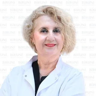 Op. Dr. Selda Akal — Kadın Hastalıkları Ve Doğum, Küçükçekmece, İstanbul. Portre fotoğrafı.