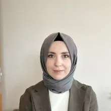 Uzm. Dr. Kübra Yıldırım — Çocuk ve Ergen Psikiyatrisi, İstanbul. Portre fotoğrafı.