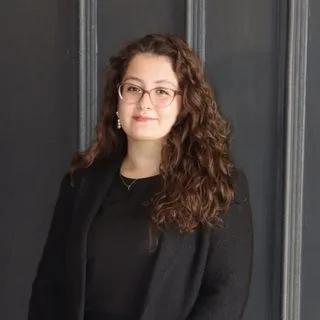 Psk. İrem Yurdulu — Psikoloji. Portre fotoğrafı.