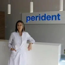 Dt. Özlem Sungur Utku — Diş Hekimi, İstanbul. Portre fotoğrafı.