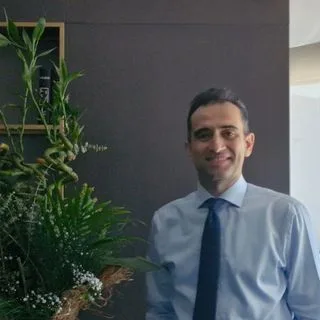 Doç. Dr. Örgün Güneş — İzmir. Portre fotoğrafı.