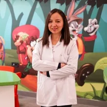 Dr. Dt. Zeynep Ersan — Çocuk Diş Hekimliği (Pedodonti), Adana. Portre fotoğrafı.