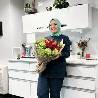 Dt. Müzeyyen Arslan — Diş Hekimi, Tekirdağ. Portre fotoğrafı.