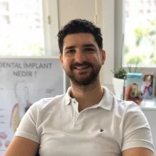 Dt. Kemal Çağlar Özkan — Diş Hekimi, İstanbul. Portre fotoğrafı.