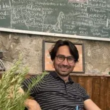 Uzm. Dr. Kambiz Moheb — Psikiyatri, Manisa. Portre fotoğrafı.