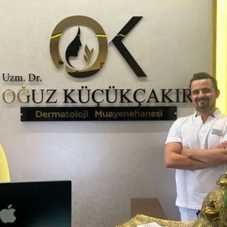 Uzm. Dr. Oğuz Küçükçakır — Dermatoloji, Bursa. Portre fotoğrafı.