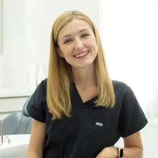 Dr. Dt. Cansu Tor — Protetik Diş Tedavisi, Kadıköy, İstanbul. Portre fotoğrafı.