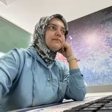 Uzm. Dr. Hülya Odluyurt — İç Hastalıkları. Portre fotoğrafı.