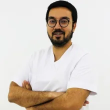 Dt. Ali Burak Işık — Diş Hekimi, Konyaaltı, Antalya. Portre fotoğrafı.