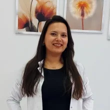 Dt. Teslime Öz — Diş Hekimi, Zara, Sivas. Portre fotoğrafı.