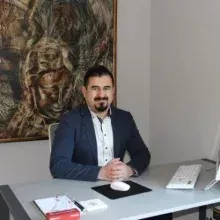 Uzm. Dr. Burak Arı — Dermatoloji, Adana. Portre fotoğrafı.