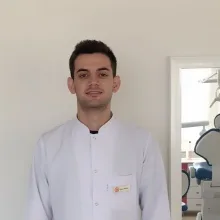 Dt. Yusuf Budak — Diş Hekimi. Portre fotoğrafı.