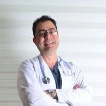 Op. Dr. Süleyman Uslular — Plastik Rekonstrüktif Ve Estetik Cerrahi, Adana. Portre fotoğrafı.