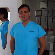 Dt. Tanju Sarıhasan — Diş Hekimi, Karşıyaka, İzmir. Portre fotoğrafı.