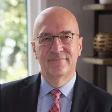 Prof. Dr. Emin Emrullah Taşındı — Göz Hastalıkları, İstanbul. Portre fotoğrafı.