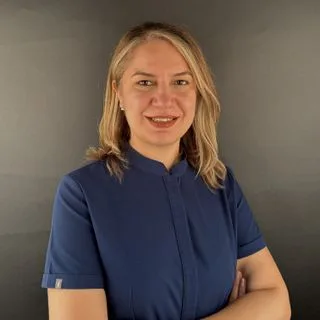Doç. Dr. Seda Falakaloğlu — Endodonti, İstanbul. Portre fotoğrafı.