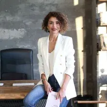 Uzm. Dr. Özden Örs — Çocuk ve Ergen Psikiyatrisi, İstanbul. Portre fotoğrafı.