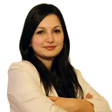 Uzm. Psk. Dan. Özge Gülmeriç — Psikolojik Danışma ve Rehberlik, Nilüfer, Bursa. Portre fotoğrafı.