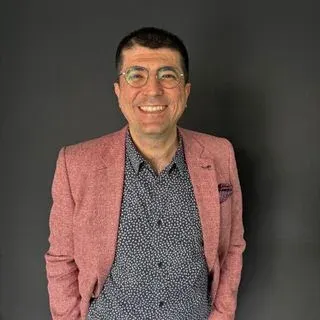 Dr. Öğr. Üyesi Çağdaş Çağlar Laçin — Periodontoloji, İstanbul. Portre fotoğrafı.