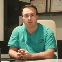 Op. Dr. Alp Aslan — Plastik Rekonstrüktif Ve Estetik Cerrahi, Şişli, İstanbul. Portre fotoğrafı.