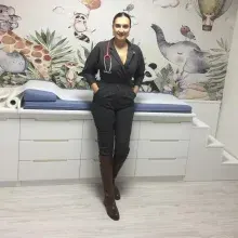 Uzm. Dr. Fulya Coşkunol — Çocuk Sağlığı Ve Hastalıkları, İzmir. Portre fotoğrafı.