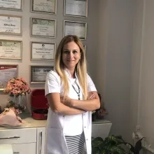 Uzm. Dr. Neslihan Dokur Dönmez — Dermatoloji, Adana. Portre fotoğrafı.