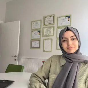 Dyt. Ayşenur Kasan — Diyetisyen, Bursa. Portre fotoğrafı.