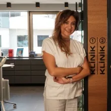 Dt. Nermin Özer Cantekinler — Diş Hekimi, İstanbul. Portre fotoğrafı.