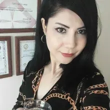 Dyt. Büşra Taşcı — Diyetisyen, İzmir. Portre fotoğrafı.
