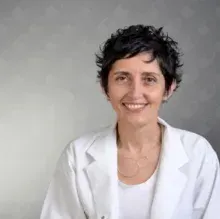 Uzm. Dr. Hande Alp — Çocuk Alerjisi, Ankara. Portre fotoğrafı.